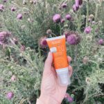 Agustina Cordova Instagram - Pausar esta caminata, para actualizar el protector solar con este paisaje es un lujo. Mendoza es la tierra del sol 🌞 (sí, también del buen vino) Por eso siempre en mi cartera llevo el protector Fluido Ultra Mat Perfect FPS 50 de @eauthermaleaveneargentina que es liviano, matificante y anti brillo, mi gran aliado de todos los días! ✨ Además, también viene con color! . Uds que tipo de protección prefieren? Spray, compacto o crema? Con color o sin? 🧴 . #Avenetecuida