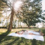 Agustina Cordova Instagram - dump de la Vendimia en Mendoza, porque lo merece. 🍇🍷 Cosecha, siestas, un blend ganador, fueguito de @bandaloschinos , un grupo de gente hermosa, registros mágicos de @claritacao @juanchiroisman montañas, atardeceres y altos vinos Mendoza, maravillosa 🍇🍷⛰️