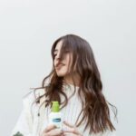 Agustina Cordova Instagram - toda esta coreo antes de salir de casa, cartera, abrigo, pañales, agua, llaves, ah! y unas ramitas que llevo de regalo a una amiga, hidratante facial @cetaphil_ar con protección solar (infaltable!) hidrato me cuido de los rayos UVB, gafas y estamos ready. Modo pulpo on. Alguien más en la misma? 😅