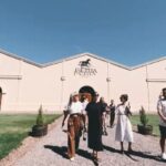 Agustina Cordova Instagram - dump de la Vendimia en Mendoza, porque lo merece. 🍇🍷 Cosecha, siestas, un blend ganador, fueguito de @bandaloschinos , un grupo de gente hermosa, registros mágicos de @claritacao @juanchiroisman montañas, atardeceres y altos vinos Mendoza, maravillosa 🍇🍷⛰️