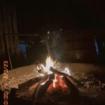 Agustina Cordova Instagram - dump de la Vendimia en Mendoza, porque lo merece. 🍇🍷 Cosecha, siestas, un blend ganador, fueguito de @bandaloschinos , un grupo de gente hermosa, registros mágicos de @claritacao @juanchiroisman montañas, atardeceres y altos vinos Mendoza, maravillosa 🍇🍷⛰️