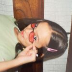Agustina Suásquita Instagram - Hoy es mi cumpleaños y me pareció buena idea revelar el back de “Estoy saliendo con un chabomm”, video que constituye el comienzo de mi yo, de mi carisma, mi oficio actoral, mi glamour y mi autoexigencia. Hoy cumplo 32 años y me alegra saber que mantengo intacta a esa niña. Salud! 🥂 *toma su cartera y su saco y se va*