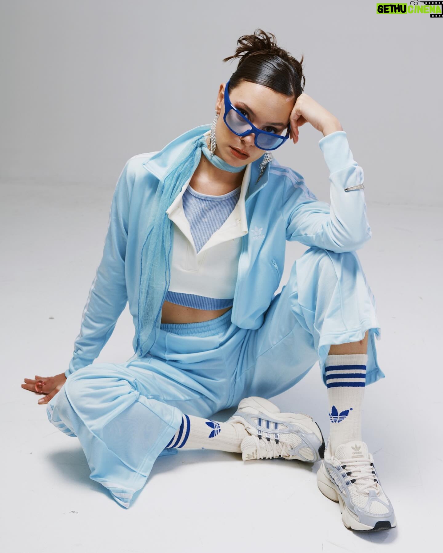 Agustina Suásquita Instagram - Mi cuerpo dice quiero pero mi alma tiene miedo 🧞♀️ En los 2000, vestida muy parecida a estas fotos, cantaba esta canción A LOS GRITOS 😂 Editorial para @pompamagazine siendo una @adidasar girl ✨