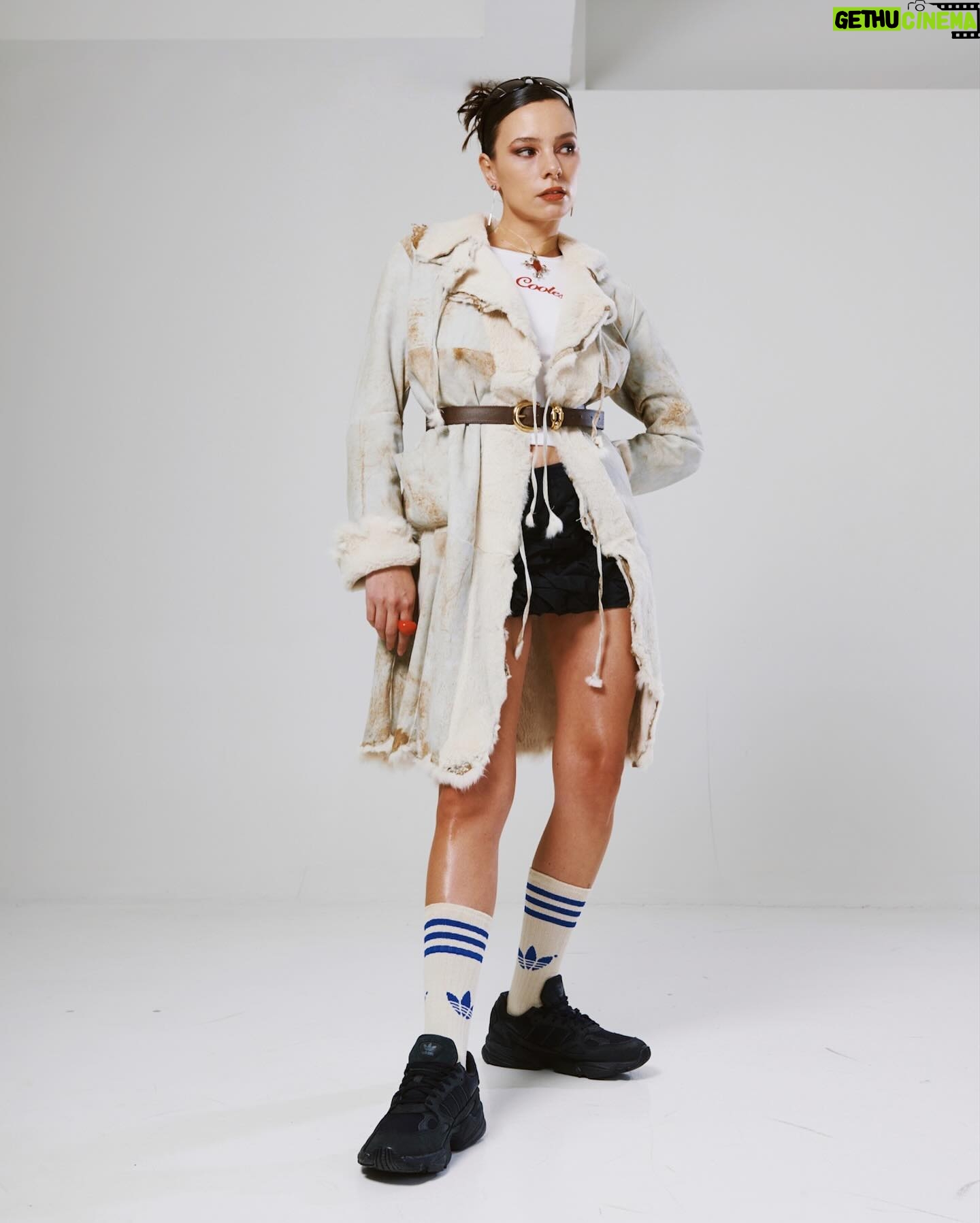 Agustina Suásquita Instagram - Mi cuerpo dice quiero pero mi alma tiene miedo 🧞♀️ En los 2000, vestida muy parecida a estas fotos, cantaba esta canción A LOS GRITOS 😂 Editorial para @pompamagazine siendo una @adidasar girl ✨