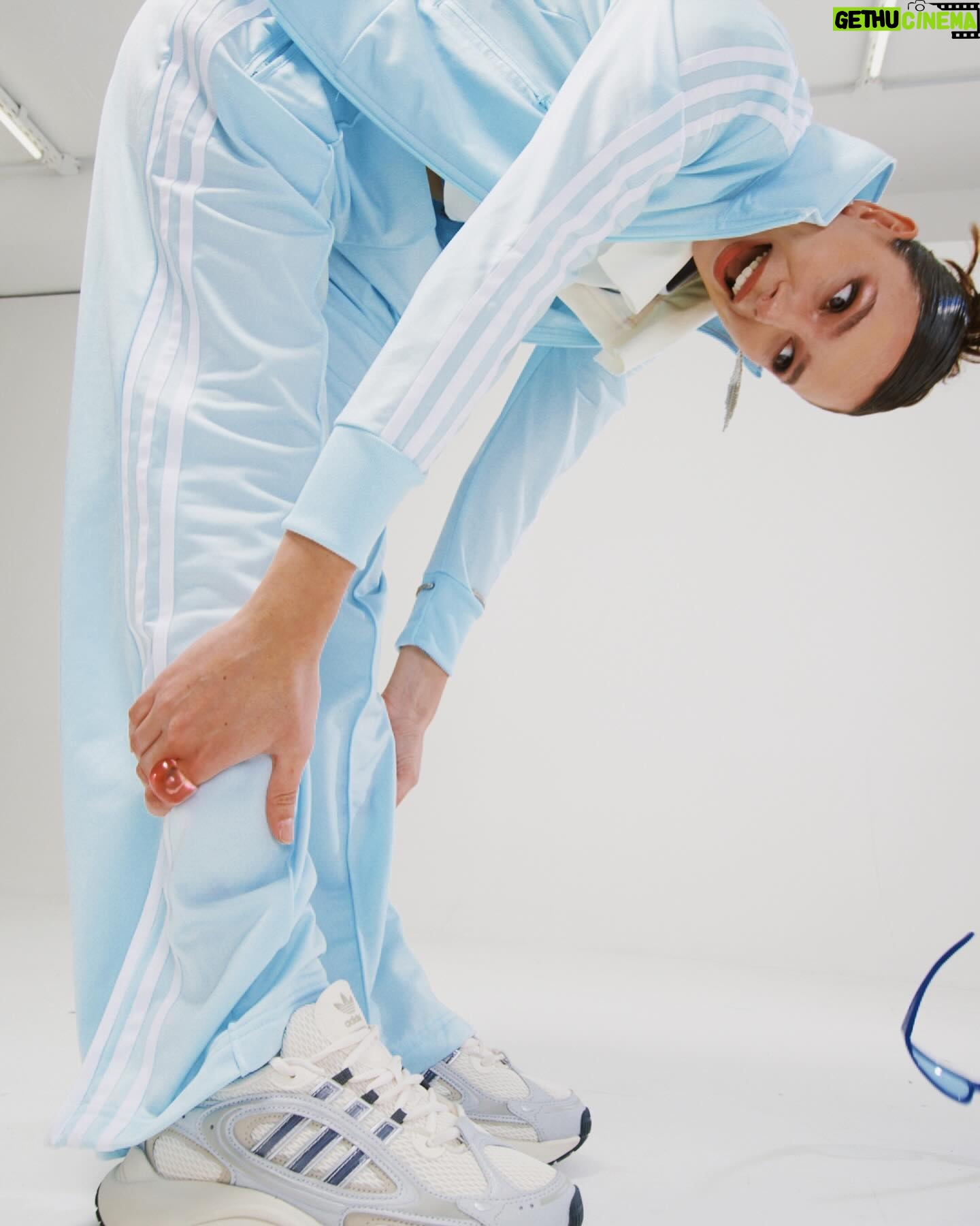 Agustina Suásquita Instagram - Mi cuerpo dice quiero pero mi alma tiene miedo 🧞♀️ En los 2000, vestida muy parecida a estas fotos, cantaba esta canción A LOS GRITOS 😂 Editorial para @pompamagazine siendo una @adidasar girl ✨