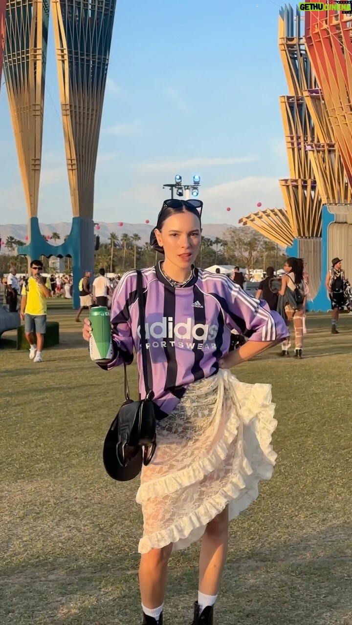 Agustina Suásquita Instagram - Coachella día 1 > outfit 1 🎡✨
