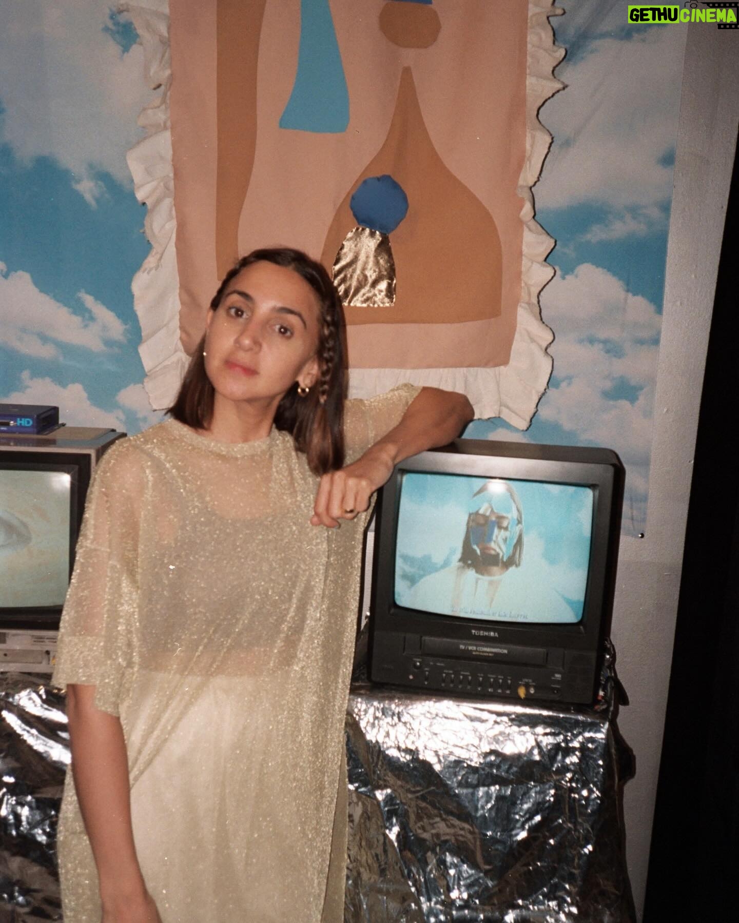 Agustina Suásquita Instagram - Revelé un rollito lleno de recuerdos, de gente hermosa y de muchas partes del mundo 🎞️❤️