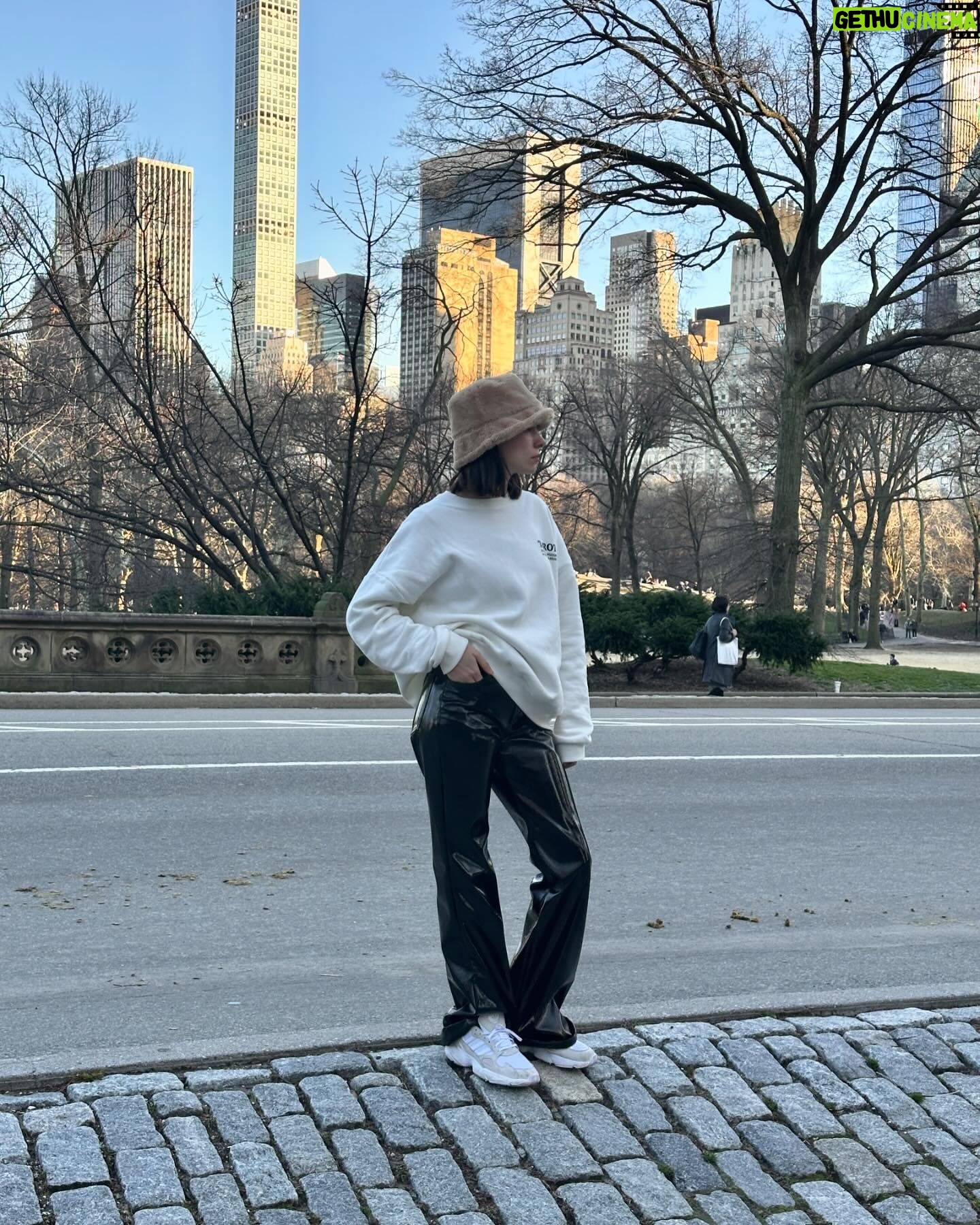 Agustina Suásquita Instagram - Batalla de looks en NYC 🗽 Una semana de despliegue de glamour merecía este enfrentamiento 👊🏻 Del 1 al 7 coméntenme cuál les gustó más 👇🏻