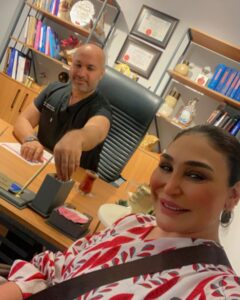Ahlam Hassan Instagram - الحمدالله على كل شي كان موعدي مع دكتور رمزان في تركيا لعملية البدي كنتور - شد الجفون العلويه - تذويب اللغلوغ - حقن فيتامين للوجه كذلك عمل نحت الخد لاختي وازالة الدهون والفيلر القديم شغله على مستوى عالي من الدقه والاهتمام الطاقم اللي معاه المتمثل بالسيده اسيل تتكلم العربيه وتسهل لكم كل اموركم انصح عند دكتور رمزان - لا تطوفون شغله @drramazanguler ❤️❤️❤️