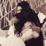 Ahlam Hassan Instagram - 💙🦋تخونني الكلمات، ويُشلُّ لساني عن التّعبير، وتخنُقني عبراتي كلما رأيتُ خطوط العمر تُزيِّنُ وجنتيكِ، وكلما رأيتُ تعب السّنين يُلقي بكاهلهِ ليُوشّح رأسكِ، يا أُمّي يا منبع سعادتي ضُمّيني إليكِ، فأنتِ الصّدر الوحيد الذي يُريحني من عبأ سنيني ويقويني. يمه ربي يطول بعمرج ويخليج لي يا جنتي ونار .. 💙🦋 لو تدرين شكثر محتاجه حضنج اااااخ
