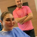 Ahlam Hassan Instagram - الحمدالله على كل شي كان موعدي مع دكتور رمزان في تركيا لعملية البدي كنتور - شد الجفون العلويه - تذويب اللغلوغ - حقن فيتامين للوجه كذلك عمل نحت الخد لاختي وازالة الدهون والفيلر القديم شغله على مستوى عالي من الدقه والاهتمام الطاقم اللي معاه المتمثل بالسيده اسيل تتكلم العربيه وتسهل لكم كل اموركم انصح عند دكتور رمزان - لا تطوفون شغله @drramazanguler ❤️❤️❤️