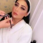 Ahlam Hassan Instagram - شكراا للميكب آرتست خلود الشمري ❤️❤️❤️ شكراا لخبيرة التساريح ايمان ♥️♥️♥️ واللي ما استغنى عنها دوم مصممة الازياء المبدعه نجوى الفضلي ❤️❤️❤️❤️❤️ لوك عرس حبيبة قلبي وبنتي الحلوه هنوف الكندري @khluood_artist @iman_hair_style @najwaalfadhli يا جماعه كلش ما نتشابه انا والفنانه الجميله نور الغندور الله يحفظها 🙏🏻 شلون شفتي الشبهه ما ادري 😂😂