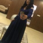 Ahlam Hassan Instagram - شكراا للميكب آرتست خلود الشمري ❤️❤️❤️ شكراا لخبيرة التساريح ايمان ♥️♥️♥️ واللي ما استغنى عنها دوم مصممة الازياء المبدعه نجوى الفضلي ❤️❤️❤️❤️❤️ لوك عرس حبيبة قلبي وبنتي الحلوه هنوف الكندري @khluood_artist @iman_hair_style @najwaalfadhli يا جماعه كلش ما نتشابه انا والفنانه الجميله نور الغندور الله يحفظها 🙏🏻 شلون شفتي الشبهه ما ادري 😂😂