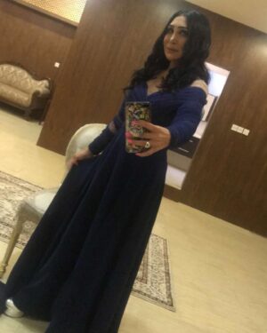 Ahlam Hassan Instagram - شكراا للميكب آرتست 
خلود الشمري ❤️❤️❤️
شكراا لخبيرة التساريح 
ايمان ♥️♥️♥️
واللي ما استغنى عنها دوم مصممة الازياء المبدعه
نجوى الفضلي ❤️❤️❤️❤️❤️
لوك عرس حبيبة قلبي وبنتي الحلوه 
هنوف الكندري 
@khluood_artist 
@iman_hair_style 
@najwaalfadhli 
يا جماعه كلش ما نتشابه انا والفنانه الجميله نور الغندور الله يحفظها 🙏🏻
شلون شفتي الشبهه ما ادري 😂😂