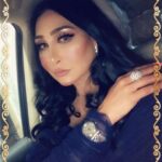 Ahlam Hassan Instagram - شكراا للميكب آرتست خلود الشمري ❤️❤️❤️ شكراا لخبيرة التساريح ايمان ♥️♥️♥️ واللي ما استغنى عنها دوم مصممة الازياء المبدعه نجوى الفضلي ❤️❤️❤️❤️❤️ لوك عرس حبيبة قلبي وبنتي الحلوه هنوف الكندري @khluood_artist @iman_hair_style @najwaalfadhli يا جماعه كلش ما نتشابه انا والفنانه الجميله نور الغندور الله يحفظها 🙏🏻 شلون شفتي الشبهه ما ادري 😂😂
