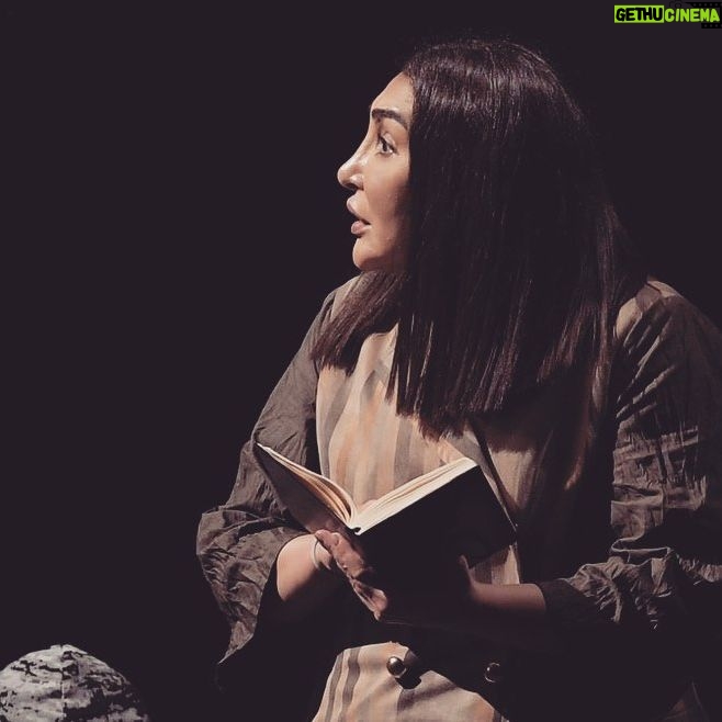 Ahlam Hassan Instagram - حلم تحقق من مسج مؤلف له مكانته وثق بقدراتي وقبل التحدي فرقة افتحت ذراعها للعمل مخرج تحدى معاي الواقع قروب أمن ووثق بقائد العمل شكرا لكم جميعا ..حققتم ما كنت اهدف إليه .. شكرا يا رب على هذه النعمه الصدق .. الحب .. الاخلاص شعار مسرحية طاهره اشكر ربي العالمين على كل عطاياه سلامي لطهاره تذبح من ملكها شكرا للمبدعه سميره العوضي على هالصور الجميله @sameera_alawadi