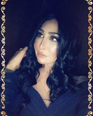 Ahlam Hassan Instagram - شكراا للميكب آرتست 
خلود الشمري ❤️❤️❤️
شكراا لخبيرة التساريح 
ايمان ♥️♥️♥️
واللي ما استغنى عنها دوم مصممة الازياء المبدعه
نجوى الفضلي ❤️❤️❤️❤️❤️
لوك عرس حبيبة قلبي وبنتي الحلوه 
هنوف الكندري 
@khluood_artist 
@iman_hair_style 
@najwaalfadhli 
يا جماعه كلش ما نتشابه انا والفنانه الجميله نور الغندور الله يحفظها 🙏🏻
شلون شفتي الشبهه ما ادري 😂😂