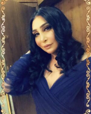 Ahlam Hassan Instagram - شكراا للميكب آرتست 
خلود الشمري ❤️❤️❤️
شكراا لخبيرة التساريح 
ايمان ♥️♥️♥️
واللي ما استغنى عنها دوم مصممة الازياء المبدعه
نجوى الفضلي ❤️❤️❤️❤️❤️
لوك عرس حبيبة قلبي وبنتي الحلوه 
هنوف الكندري 
@khluood_artist 
@iman_hair_style 
@najwaalfadhli 
يا جماعه كلش ما نتشابه انا والفنانه الجميله نور الغندور الله يحفظها 🙏🏻
شلون شفتي الشبهه ما ادري 😂😂
