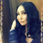 Ahlam Hassan Instagram - شكراا للميكب آرتست خلود الشمري ❤️❤️❤️ شكراا لخبيرة التساريح ايمان ♥️♥️♥️ واللي ما استغنى عنها دوم مصممة الازياء المبدعه نجوى الفضلي ❤️❤️❤️❤️❤️ لوك عرس حبيبة قلبي وبنتي الحلوه هنوف الكندري @khluood_artist @iman_hair_style @najwaalfadhli يا جماعه كلش ما نتشابه انا والفنانه الجميله نور الغندور الله يحفظها 🙏🏻 شلون شفتي الشبهه ما ادري 😂😂