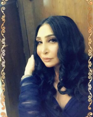 Ahlam Hassan Instagram - شكراا للميكب آرتست 
خلود الشمري ❤️❤️❤️
شكراا لخبيرة التساريح 
ايمان ♥️♥️♥️
واللي ما استغنى عنها دوم مصممة الازياء المبدعه
نجوى الفضلي ❤️❤️❤️❤️❤️
لوك عرس حبيبة قلبي وبنتي الحلوه 
هنوف الكندري 
@khluood_artist 
@iman_hair_style 
@najwaalfadhli 
يا جماعه كلش ما نتشابه انا والفنانه الجميله نور الغندور الله يحفظها 🙏🏻
شلون شفتي الشبهه ما ادري 😂😂