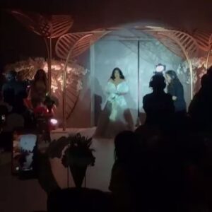 Ahlam Hassan Instagram - ياخوي يا عزوتي (يا ضحكتي وبكاي) يامن على فزعتي يمينه في يمناي من لي سواك اللي على أكتافه أرتكي أنت العضيد اللي أشد فيك الظهر يا أخوي.
الاغنية بصوت 
الاعلامي عبدالرحمن الدين 
كل كلمات الشكر شويه عليك على اللي سويته معاي من اول برنامج الدكتوراه وحل كل صعوبتها  اللي انا واجهته لي المناقشه لي حفلة العمر وانت معاي خطوه بخطوه  ووقفات كثيره لا تحصى ولا تعد 
الله يديم الاخوه بينا واردها لك بحلمك اللي ان شاءالله يتحقق يا رب 🙏🏻🙏🏻
@aldayeen ♥️🌹