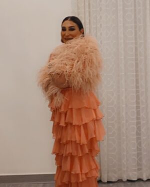 Ahlam Hassan Instagram - الف مبروك لمعاريسنا
اللوك حيل عجبني شكرا من القلب 
الفستان من تصميم الرائع الفنان ظاهر باقر 
@thaher.baqer 
المكياج والشعر صالون فيوويل 
@viewelsalon 
مكياج / ماريا
الشعر / شيماء