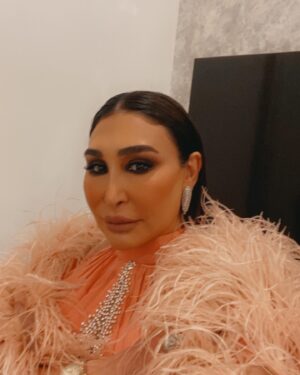 Ahlam Hassan Instagram - الف مبروك لمعاريسنا
اللوك حيل عجبني شكرا من القلب 
الفستان من تصميم الرائع الفنان ظاهر باقر 
@thaher.baqer 
المكياج والشعر صالون فيوويل 
@viewelsalon 
مكياج / ماريا
الشعر / شيماء