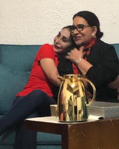 Ahlam Hassan Instagram - من أحلى الزيارات الفنانه القديره سعاد عبدالله لمسرحية موجب .. نورتنا بوجودج وشكرا لتشجيعج والف سلامه عليج يا الغاليه .. وشكر خاص للمؤلف الحريص جدا على شغله الدكتور حمد الرومي .. شكرا جدا لاهتمامكم ولتشجيعك نورتنا بحضورك مستمرين معاكم جمهورنا العزيز في عروض مسرحية موجب ♥️