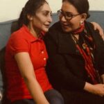 Ahlam Hassan Instagram - من أحلى الزيارات الفنانه القديره سعاد عبدالله لمسرحية موجب .. نورتنا بوجودج وشكرا لتشجيعج والف سلامه عليج يا الغاليه .. وشكر خاص للمؤلف الحريص جدا على شغله الدكتور حمد الرومي .. شكرا جدا لاهتمامكم ولتشجيعك نورتنا بحضورك مستمرين معاكم جمهورنا العزيز في عروض مسرحية موجب ♥️
