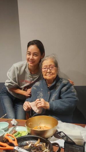 Ahn Hyun-mo Instagram - 우리 #할머니 손톱 비포 & 애프터 💅
No matter how old she is, 
she is always my role model for beauty, brains and etiquette 💕