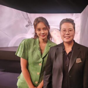 Ahn Hyun-mo Instagram - 사회부 기자시절 강남서 출입때 강력계장으로 계셨던 #박미옥 형사님
기억나세요? 라고 먼저 인사해주시지 않으셨다면 
퇴직후 너무나 멋진 아트계 인사로 변모하셔서 못알아뵐뻔 했다
변치않을 대한민국 최초의 강력계 여형사 👍
이날은 역대 #스모킹건 출연 전현직 경찰 가운데 가장 스타일리쉬했던 출연자 🤩