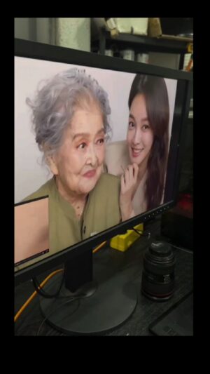 Ahn Hyun-mo Instagram - 가정의달 5월호를 위해 호쾌한 리더십 발휘해주신 이지현 편집장님
읽다가 눈물이 몇번이나 띠롱하게 진심담아 글써주신 양혜연 기자님
한복부터 양장까지 만반의 준비에 정성을 다해주신 정장조 에디터님
그리고 두번째 작업마저 인생최고작으로 이끌어주신 김외밀 작가님
마지막으로 양쪽에서 딸처럼 할머니를 보살펴주신 은진샘 희선샘 
덕분에 할머니의 101번째 봄이 정말 특별해지고
저희 가족 모두 #행복이가득한집 이 되었어요 💕 
너무너무 감사합니다..!