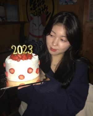 Ahn Seo-hyun Instagram - 여러분, 잘 지내고 계신가요? 저는 오늘로 완전한 미성년자를 탈출하며 스무 살을 맞았습니다!
올해가 12일밖에 지나지 않았지만, 그동안 저는 성인이 되어 술도 마시고, 졸업을 하고, 여행을 다녀 왔으며 오늘 생일까지 보냈습니다.
감사하게도 많은 분들께서 저의 상황을 궁금해 해주시는 것 같아 말씀 드리자면, 저는 올해 대학교에 가지 않고 조금 더 미래에 대해 고민해 보기로 했습니다.☺️
올해는 저 자신을 더 뒤돌아 보고, 배우로서 좋은 모습 보여드리며 미래를 찬찬히 준비하려 합니다.
또 좋은 소식과 함께 종종 인스타 찾아오겠습니다. 새해 복 많이 받으시고 늘 행복하세요.🫶 
-서현 올림-