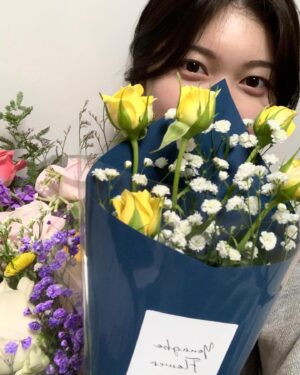 Ahn Seo-hyun Instagram - 여러분, 잘 지내고 계신가요? 저는 오늘로 완전한 미성년자를 탈출하며 스무 살을 맞았습니다!
올해가 12일밖에 지나지 않았지만, 그동안 저는 성인이 되어 술도 마시고, 졸업을 하고, 여행을 다녀 왔으며 오늘 생일까지 보냈습니다.
감사하게도 많은 분들께서 저의 상황을 궁금해 해주시는 것 같아 말씀 드리자면, 저는 올해 대학교에 가지 않고 조금 더 미래에 대해 고민해 보기로 했습니다.☺️
올해는 저 자신을 더 뒤돌아 보고, 배우로서 좋은 모습 보여드리며 미래를 찬찬히 준비하려 합니다.
또 좋은 소식과 함께 종종 인스타 찾아오겠습니다. 새해 복 많이 받으시고 늘 행복하세요.🫶 
-서현 올림-