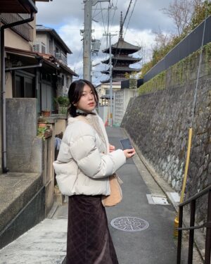 Ahn Seo-hyun Instagram - 여러분, 잘 지내고 계신가요? 저는 오늘로 완전한 미성년자를 탈출하며 스무 살을 맞았습니다!
올해가 12일밖에 지나지 않았지만, 그동안 저는 성인이 되어 술도 마시고, 졸업을 하고, 여행을 다녀 왔으며 오늘 생일까지 보냈습니다.
감사하게도 많은 분들께서 저의 상황을 궁금해 해주시는 것 같아 말씀 드리자면, 저는 올해 대학교에 가지 않고 조금 더 미래에 대해 고민해 보기로 했습니다.☺️
올해는 저 자신을 더 뒤돌아 보고, 배우로서 좋은 모습 보여드리며 미래를 찬찬히 준비하려 합니다.
또 좋은 소식과 함께 종종 인스타 찾아오겠습니다. 새해 복 많이 받으시고 늘 행복하세요.🫶 
-서현 올림-