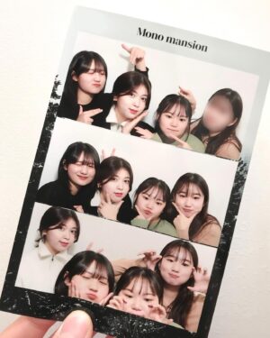Ahn Seo-hyun Instagram - 여러분, 잘 지내고 계신가요? 저는 오늘로 완전한 미성년자를 탈출하며 스무 살을 맞았습니다!
올해가 12일밖에 지나지 않았지만, 그동안 저는 성인이 되어 술도 마시고, 졸업을 하고, 여행을 다녀 왔으며 오늘 생일까지 보냈습니다.
감사하게도 많은 분들께서 저의 상황을 궁금해 해주시는 것 같아 말씀 드리자면, 저는 올해 대학교에 가지 않고 조금 더 미래에 대해 고민해 보기로 했습니다.☺️
올해는 저 자신을 더 뒤돌아 보고, 배우로서 좋은 모습 보여드리며 미래를 찬찬히 준비하려 합니다.
또 좋은 소식과 함께 종종 인스타 찾아오겠습니다. 새해 복 많이 받으시고 늘 행복하세요.🫶 
-서현 올림-