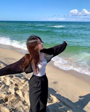 Ahn Seo-hyun Instagram - 늦여름과 바다🦋