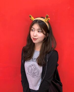 Ahn Seo-hyun Instagram - 15년째 카메라 적응 중..🥹📸