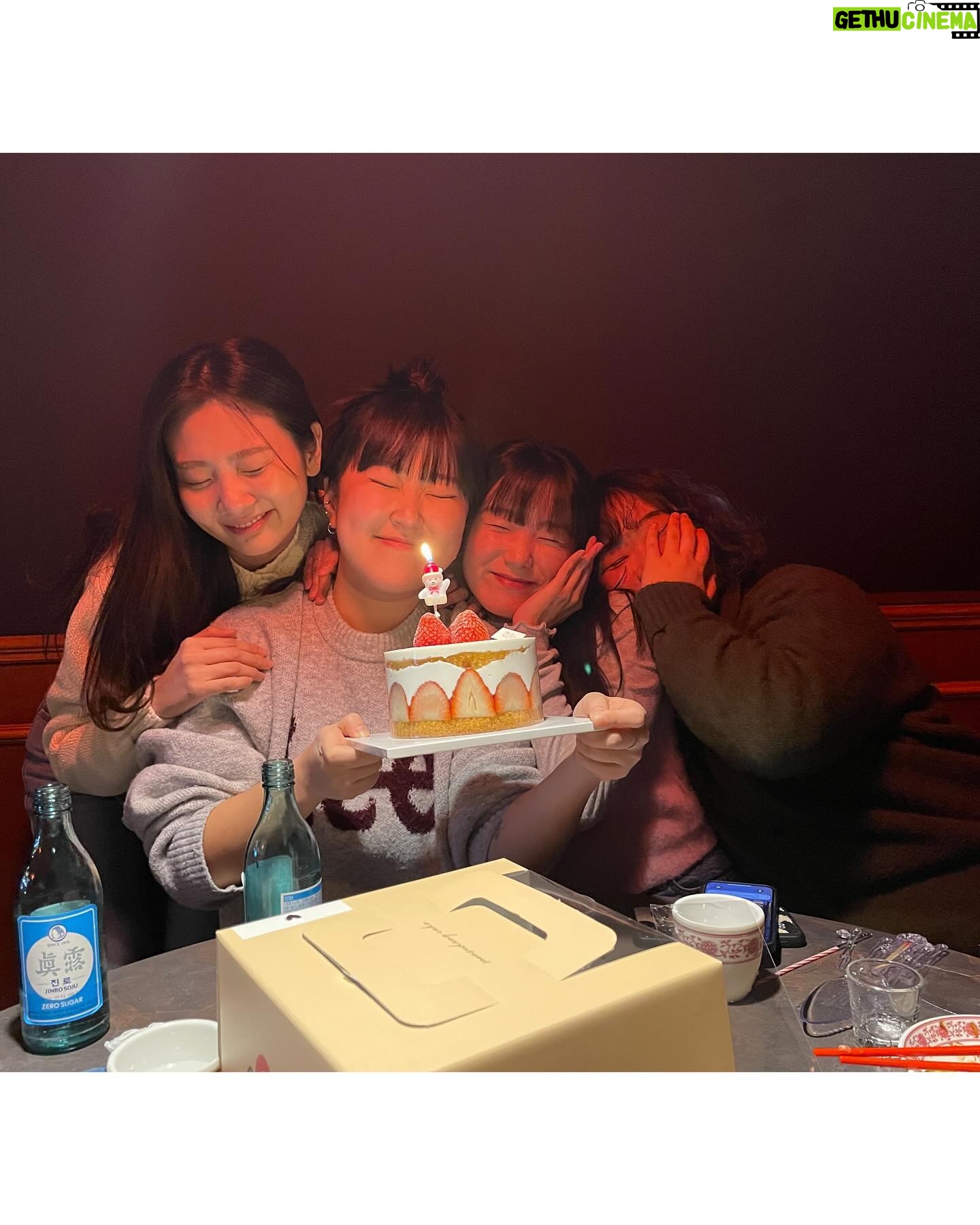 Ahn Ji-young Instagram - 제가 생일은 아니고요.. 설축🍰 #망디디온개리