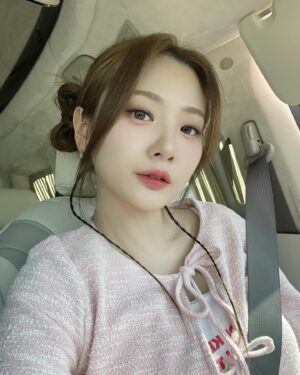 Ahn Ji-young Instagram - 선생님 최대한 young하게 해쥬새오.. 🫧🫧