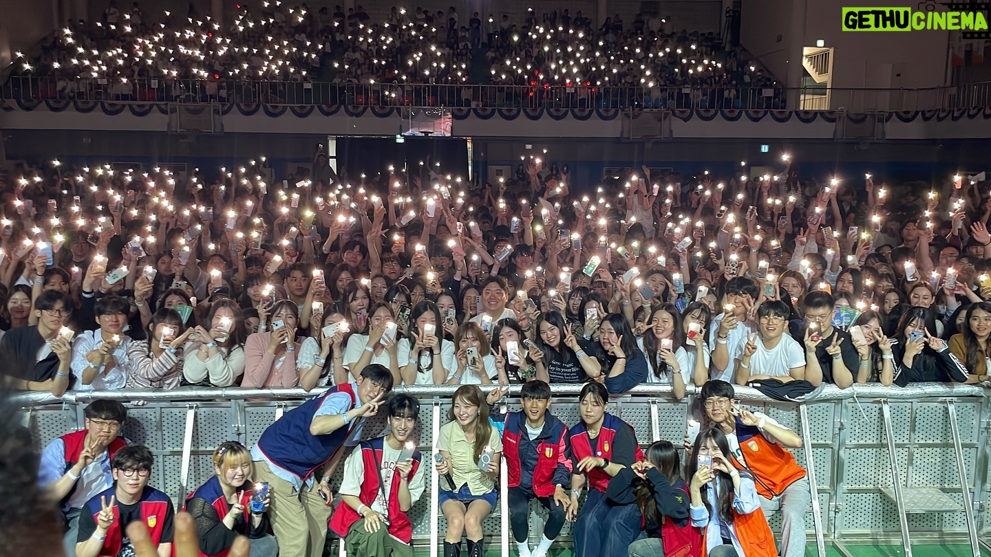Ahn Ji-young Instagram - / 너희 덕분에 나는 오래도록 꾸준히 계속해서 곡을 써야겠다. 나에게 따스한 사랑을 나눠줘서 고마워 #부천대 몇 번이고 꺼내어 보고 싶은 감사한 추억이다.🌿