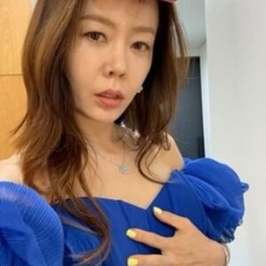 Ahn Sun-Young Instagram - #갱년기극복 프로젝트
#Iloveme ❤️
기사로 접해서 다들 많이 걱정해주시고, DM도 정말 많이 받았었어요. 

네 제가 작년에 좀 심하게 아팠더랬어요. 
코로나 한복판에 건물지으며 예상보다 공사기간 두배, 비용은 세배.. 금융잠식과 매일 몰아치는 강도높은 업무들과, 작은 회사다보니 전문인력없이 주먹구구식으로 어찌어찌5년 운영은 했는데, 담당자 발주실수 수억원나도 그 책임은 오롯이 대표인 제가 떠안아야했고, 아이는 이제 초등학교가서 챙겨야할일 투성이에... 
평생 내게 기대살던 칠순넘은 노모는 병이 더 깊어져 점점 내가 감당할수 없는수준으로 내게 짐이 되어가고... 
무뚝뚝함이 기본베이스인 경상도남과의 결혼생활도 사업만큼이나 실패한듯 서로 감정골이 깊어져 칼로 베듯 아픈말로 상처주는 일들이 너무 빈번해져 어느덧 둘이 서로를 없는 존재마냥 투명인간 취급하고 지내는... 
일도 가정에서도 다 실패자만 같고,  남들이 부러워하는 “건물주”타이틀을 다는 영광스러운 순간에 다달았는데 저는 한없이 무너지는.. 
그런 나날들이 쌓이고 쌓여, 저한몸 돌보지 못하고 모든 책임을 나를 몰아세워 일하는데만 쓰다보니.. 어느날 부터 몸과맘이 물먹은 솜처럼 가라앉기만 하고, 불면증에.. 어떤일도 신나지가 않고, 두려움과 불안이 내 머릿속을 잠식해 집중력이 떨어지고 하려던 말이 생각이 안나 멍하니 10분을 가만히 있어야하는 순간이 잦아졌고... 회의하다가 방송을 하다가 갑자기 서러움이 복받쳐 엉엉울기도 하고... 
이건 안되겠다 싶어 찾아간 병원에서 나온 진단은... 
불면증을 동반한 <번아웃증후군> 과 , 혈액검사에서 정확히 저의 호르몬수치가, #갱년기   그리고 #조기폐경 결과가 나왔더랬어여. 

참담했습니다. 여성으로써 다 끝난기분. 
밀려오는 노화의 증후들과 내인생만 왜이리 힘들고 어려울까.. 라는 원망들로 잠못드는 나날들이었어요. 
TV에 나오는 유명 한의사님 찾아가 보약도 지어먹고 매달 수십 수백만원받는 호르몬 병원도 다녀보았지만 그때뿐이었어여. 
끊임없이 가라앉는 마음과, 한여름에도 핫팩을 들고다녀야할만큼 차가운 손과발.. 
수없는 양의 영양제들이 버거워 그또한 스트레스라 약먹다 체하기도하구요.. 

정말 이러다 죽을것만 같아서... 
그때 열심,책임감,성실.. 마저 다 내려놓고, 미친척  평생 버킷리스트 이태리 와이너리투어를 다녀왔어요. 가서 처방받은 멜라토닌 챙겨먹으며 10일을 매일 8시간씩 자고, 매일 신나게 평소에 안먹던 빵, 파스타, 와인을 죄책감없이 삼시세끼 신나게 먹고 또 취해서 잠들고.. 무한반복을 했더랬어여. 
근데 .. 그랬더니 어느순간 웃음이 돌아오더라구요.  마법처럼 웃게되고 웃다보니 마음의 짐들이 조금씩 내려놔지게 되었어여. 
강박적으로 숙제처럼 하는 운동이아닌, ”즐겁게 움직이고“ ”건강하게 먹는“ ”스트레스없는 하루“를 보내는 법을 다시 배우고, 무엇보다 ”내가 나를 소중히 위해주는 하루하루“를 사는법을 다시 배우기 시작했습니다. 
‘남에게 잘보이기 위한 삶”에서 “내가 나에게 잘해주는 삶”으로요. 

놀랍게도... 저 폐경진단 8개월만에 다시 월경도 하구요, 어느때보다 밝아졌고, 활기차고, 이젠 잠도 잘잡니다. 
환경은 아무것도 변하지 않았고, 쌓여있는 인생숙제들도 그대로이지만 , 저는 완벽히 다시 태어난것 같아요, 
“갱년기의 ’갱‘이 다시 시작하다의 갱“자라는거 아시나요?? 
나이먹었다고, 노화가 눈에 보인다고 우리 주저앉지말아요! 
제가 이제부터 여러분께 제가 길다면 길고 짧다면 짧은 우울과 고통의 시간들을 ”스스로“ 극복한 노하우.. 함께 나눌께요! 

혹시 작년의 저처럼 아프고 슬프고 주저앉고 계신분들 있으시면.. 제게 DM이나 댓글 뭐라도 주시면 제 마음 같이 나눌께여 . 
”공감의 힘“으로 함께하겠습니다. 

힘내요 우린 소중하니까❤️

(#갱년기 엔 #율리아나퍼펙트케어 요거 무조건 그냥 기본값으로 챙기세요!! 
영양제 여러개도 스트레스더라구요! 일단 요거부터 시작!!🙋🏻‍♀️
제가 모델이라서가 아니라 정말 성분좋아요!! 😊)