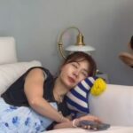 Ahn Sun-Young Instagram - 내가 #헬씨쉐이크핑크라벨 을 만들고, 6년째 매일 먹는 이유는..?? 진심 너무 바쁜 일상에, “내가 먹고 살아야겠기에” 꼭 필요해서 만들었어요🩷 이제는 #프리미엄비건프로틴 에 “씹히는 맛”까지 더해서, 더더욱 바쁜 현대인, 수험생, 육아맘, 워킹맘, 모두 언제어디서나 간편하고 가볍게, #식사대용 으로 #다이어트식단 #체중조절용조제식품 으로 인증받은 #핑크라벨💕 챙겨드세요😉🙋🏻‍♀️🎀