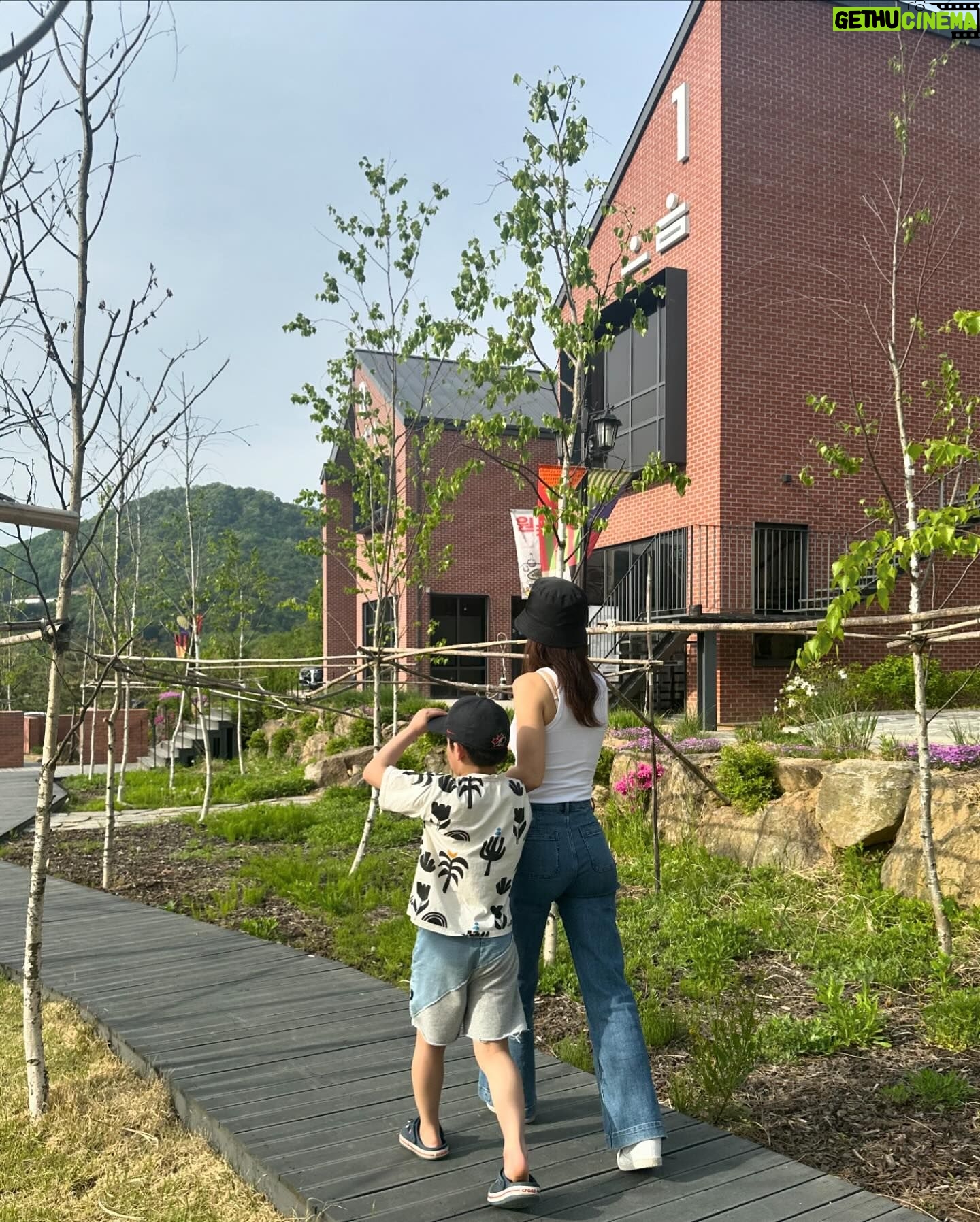Ahn Sun-Young - 581 Likes - 이제 제법 뒷태가 소년같은
#40세연하남👦🏻
할수 있을때 최대한 손잡고 많이 다녀야하는데🥹
#소중하고감사한너와의시간
#사랑해바로야❤