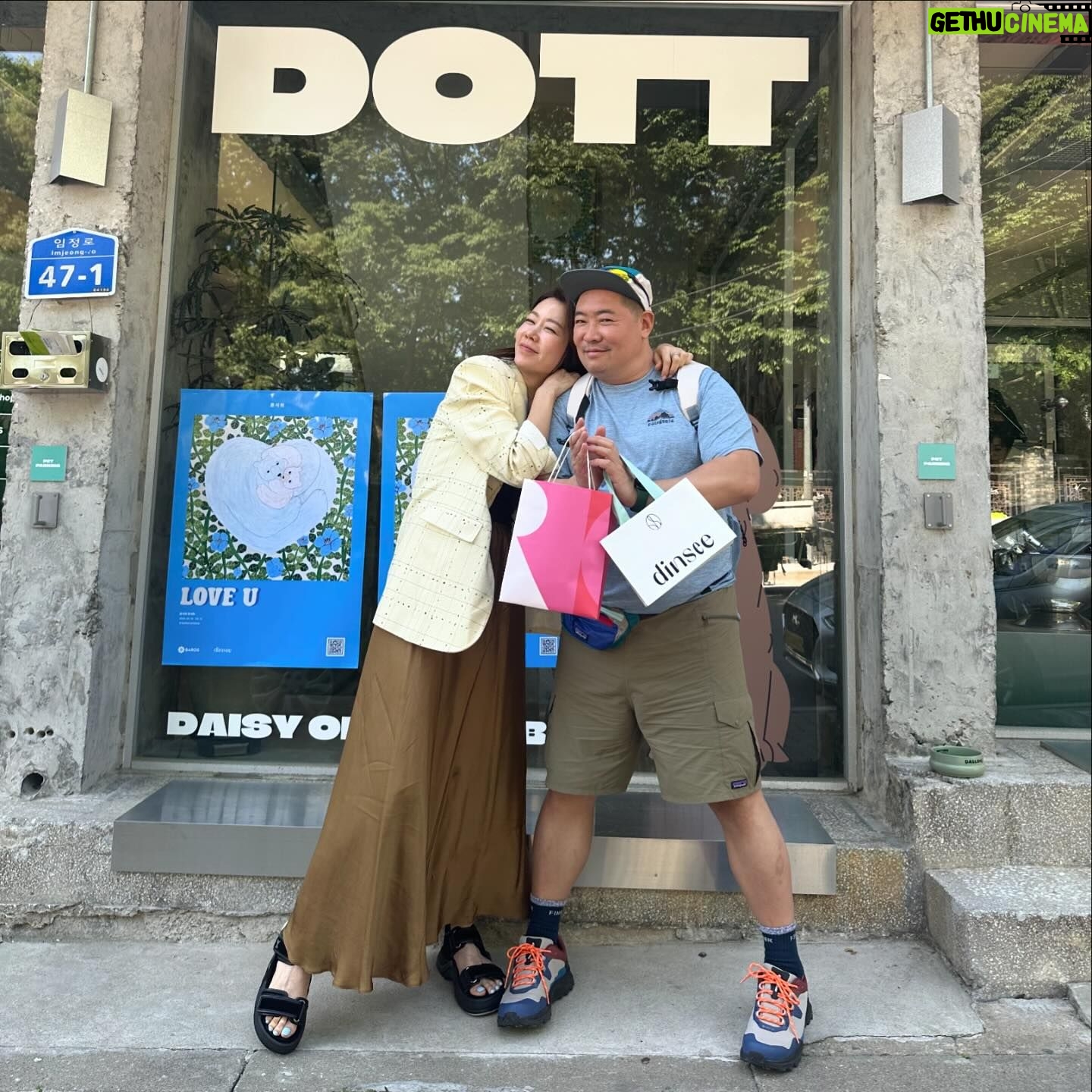 Ahn Sun-Young - 588 Likes - 세상 부러운 #은퇴남 @shinstargogo
도쿄 한달살이 한것도 부러운데 산티아고 순례길 떠난다니 급번개로 데이트🩵
고운피부 광노화하지 말라고 #내돈내산 #딘시 @dinsee.official 선크림 선수분스틱 선물이랑
밀린 짧굵 수다.
#긴말필요없는사이.
회의와 미팅사이에 #경향신문 @kyunghyangshinmun 인터뷰 - 바로스CEO 안선영의 ‘what's in my bag'도 찍고.
저 인스타 못들여다보게 바빠도 매일 @barosavenue 에서 지박령처럼 일하고 있으니 얼굴 보고플땐 언제든 들이대(?)주시면 너무 햅삐합니다😊🩵🩷
#바로스라이프💛