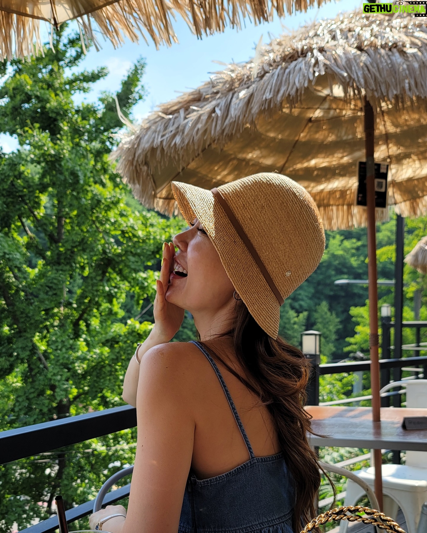 Ahn Sun-Young Instagram - 오늘 그냥 여름🌞🔥🔥🔥 이제 요런거 딱 필요하시됴?👒 #바로스명품관 신상 입고소식입니다 맞아요, 여름 필수템, #헬렌카민스키 @helen_kaminski_kr X @lovebazaar_online 담주 오픈합니다🙋🏻♀️🫶🏻 (정말 수량 어렵게 남은거 다 긁어와도.. 지금 극성수기 들어서는 초여름이라 양 넉넉치 않아요🥹, 상세페이지 미리보기 오픈되면 꼭 장바구니 담아두시는게 득템찬스 커집니다🙌🏻 ) 더불어 @ferragamo 카드지갑도❤️ 뫼셔왔어요어어어😉 (넘 이뽀버리뮤😍😍😍 ) 오픈 일정등은 미리 @lovebazaar_online 팔로잉, 카카오톡 @러브바자_온라인 친구추가해두시면 미리 알림톡드립니다😊🩷 이제 명품도 믿고 살수 있는 온라인쇼핑몰로 오세요 #바로스명품관✨ 제 3탄 오픈임박🙌🏻