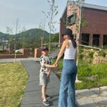 Ahn Sun-Young Instagram - 이제 제법 뒷태가 소년같은 #40세연하남👦🏻 할수 있을때 최대한 손잡고 많이 다녀야하는데🥹 #소중하고감사한너와의시간 #사랑해바로야❤