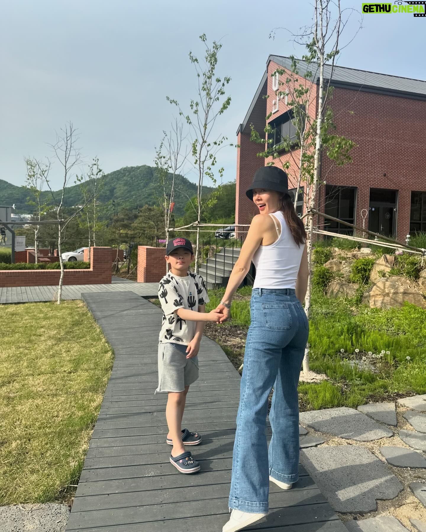 Ahn Sun-Young - 581 Likes - 이제 제법 뒷태가 소년같은
#40세연하남👦🏻
할수 있을때 최대한 손잡고 많이 다녀야하는데🥹
#소중하고감사한너와의시간
#사랑해바로야❤