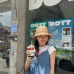 Ahn Sun-Young Instagram - 바로스 명품관 3차 OPEN💫 여름 바캉스 미리 준비해야죠? 바캉스하면 빠질수 없는 라피아 모자부터 깔끔한 카드지갑까지💓 여름에는 라피아모자 하나 있어야하죠? 🌞강렬한 자외선을 피하기에도 😶‍🌫️급하게 쌩얼을 가리기(?)에도 😏스타일리시한 패션아이템으로도 딱 국민 #라피아햇 헬렌카민스키 모자를 소개합니다🫶🏻 헬렌카민스키는 바캉스 시즌에 사려고하면 재고가 없어요! 러브바자와 미리 바캉스 준비하자구요🧚🏻‍♂️ 🔍바로스 명품관 3차 아이템 미리보기 ✨헬렌카민스키 베사/발랑스/코리 ✨비비안웨스트우드 키링 ✨페라가모 카드지갑 지금 러브바자 온라인 몰에 미리보기로 열려있어요👀 내일 오전 9시에 오픈될 예정이에요💓 내일 만나요✋🏻