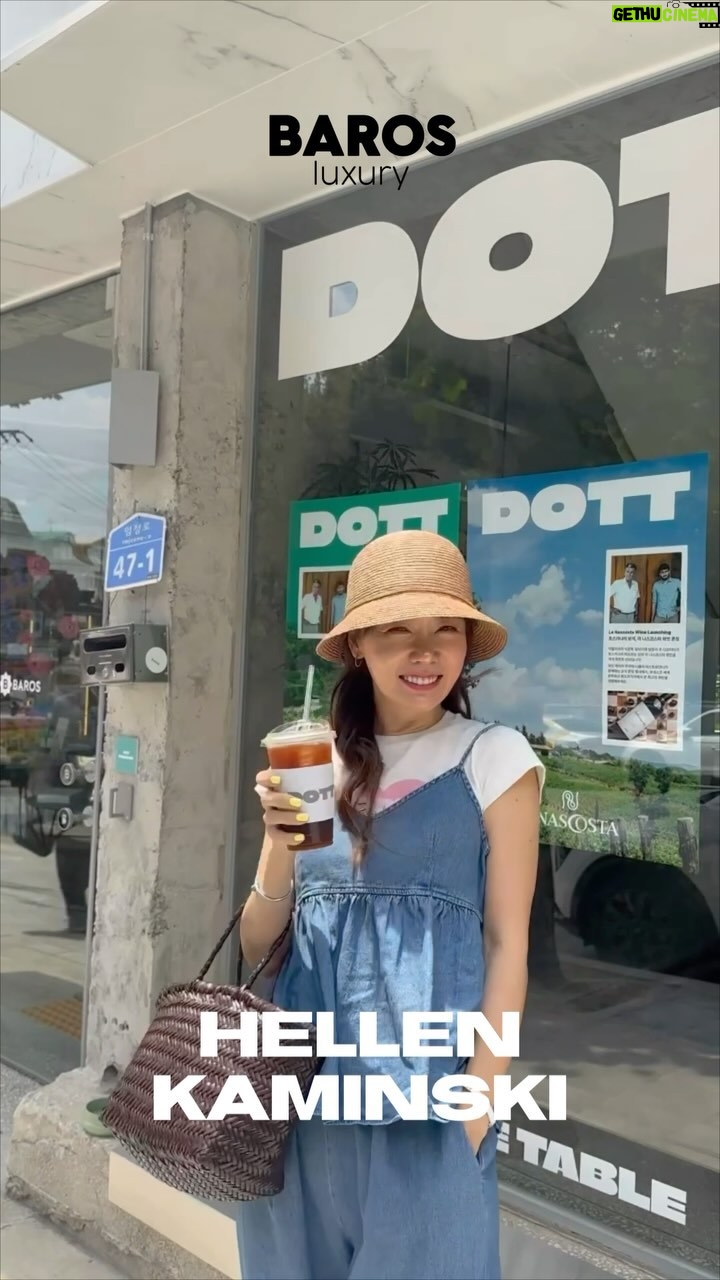Ahn Sun-Young Instagram - 바로스 명품관 3차 OPEN💫 여름 바캉스 미리 준비해야죠? 바캉스하면 빠질수 없는 라피아 모자부터 깔끔한 카드지갑까지💓 여름에는 라피아모자 하나 있어야하죠? 🌞강렬한 자외선을 피하기에도 😶🌫️급하게 쌩얼을 가리기(?)에도 😏스타일리시한 패션아이템으로도 딱 국민 #라피아햇 헬렌카민스키 모자를 소개합니다🫶🏻 헬렌카민스키는 바캉스 시즌에 사려고하면 재고가 없어요! 러브바자와 미리 바캉스 준비하자구요🧚🏻♂️ 🔍바로스 명품관 3차 아이템 미리보기 ✨헬렌카민스키 베사/발랑스/코리 ✨비비안웨스트우드 키링 ✨페라가모 카드지갑 지금 러브바자 온라인 몰에 미리보기로 열려있어요👀 내일 오전 9시에 오픈될 예정이에요💓 내일 만나요✋🏻